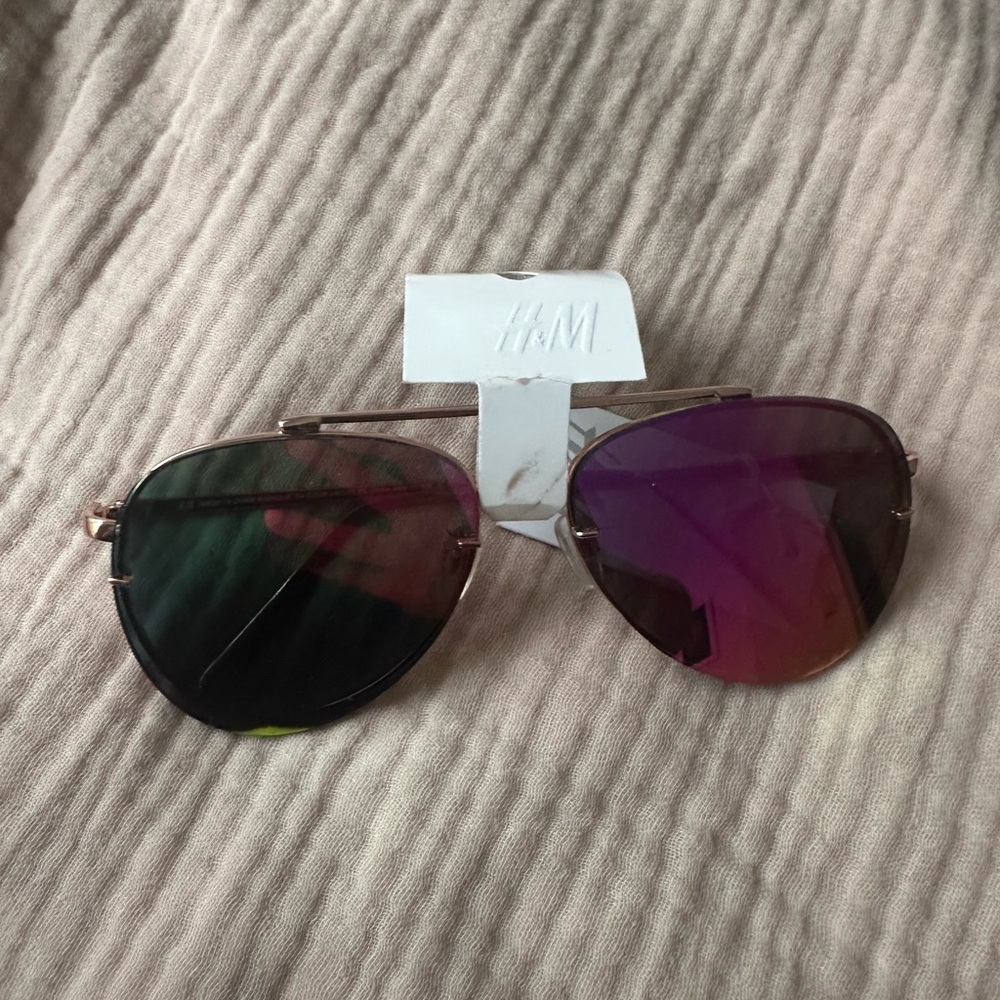 Aviator style mirrored lens glasses